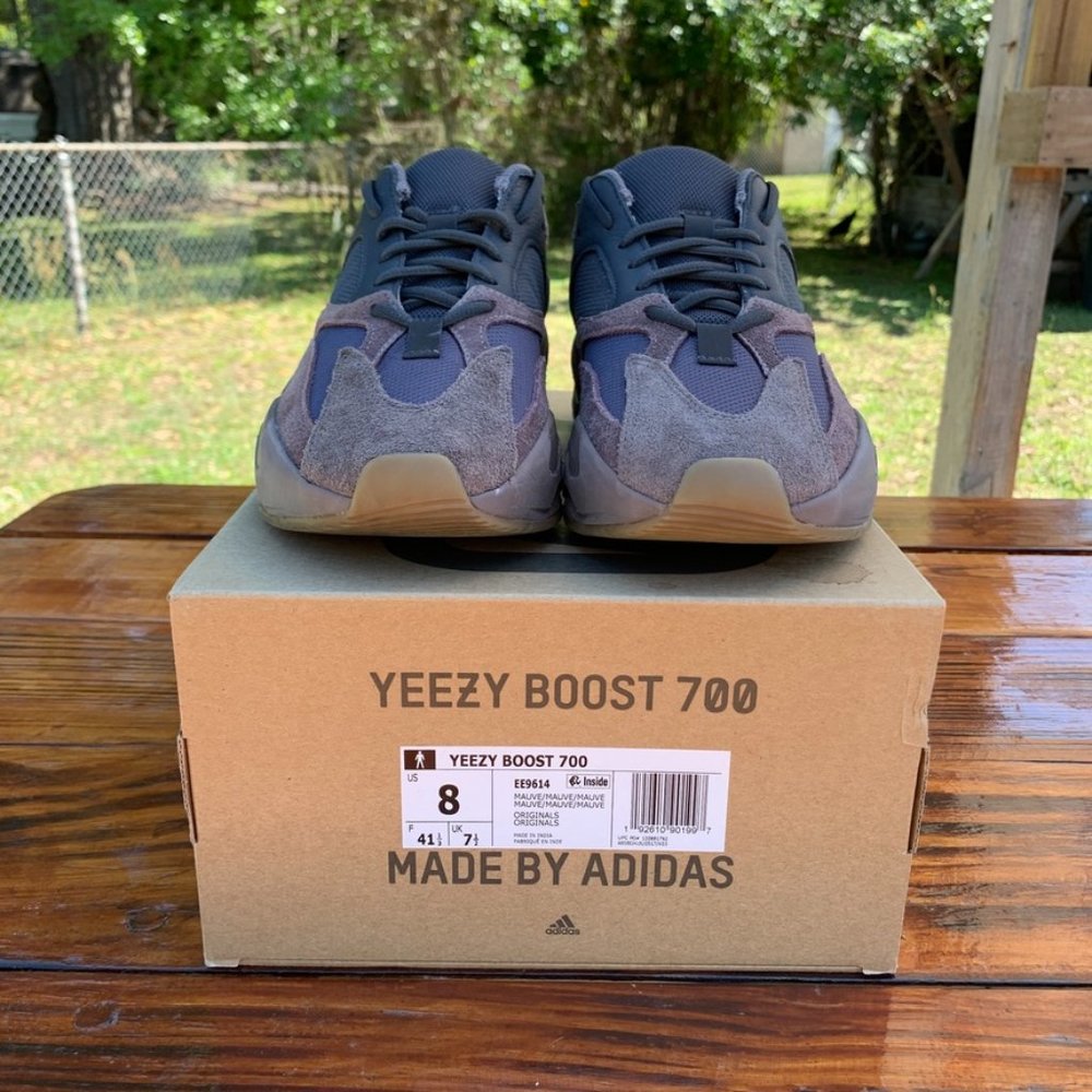 Pre owned Yeezy 700 Mauve size 8 Excellent conditions